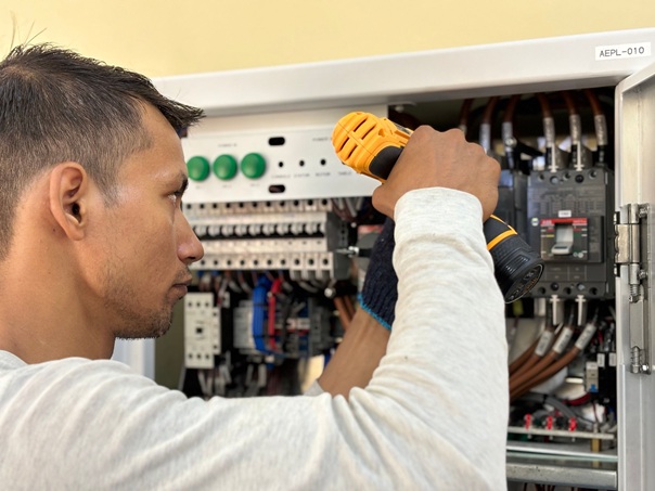 brisbane electrician fixing electrical breaker box